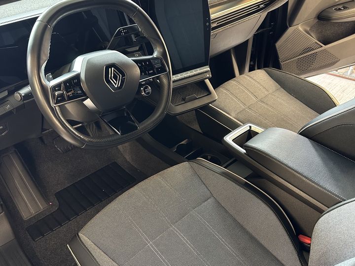 Le même poste de conduite après nettoyage intérieur Pur Brillance, tapis et plastiques nets